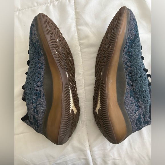 YEEZYS WOMENS SIZE 9 worm but still in good condition - Picture 4 of 5